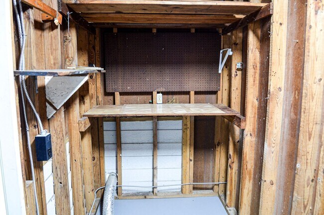 Building Photo - Hazel Heights 3 bedroom 2 bath concrete bl...