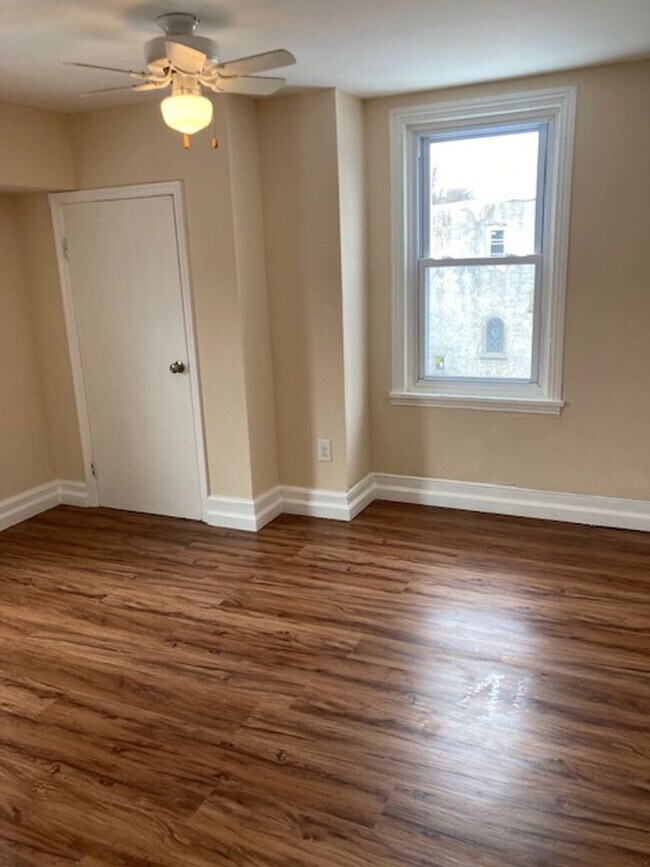 Building Photo - 4938