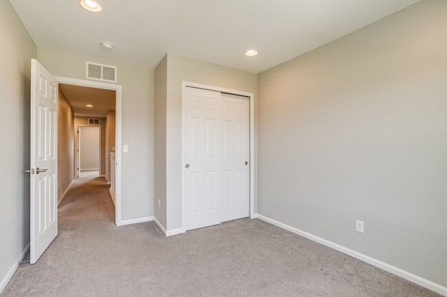 Building Photo - Spacious 4BR Townhome in Denver