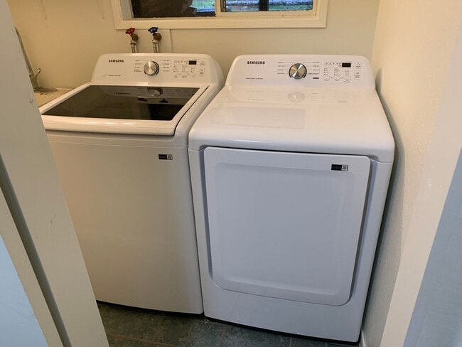 Building Photo - **Daisey King **