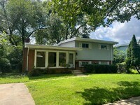 Building Photo - Spacious Split Level