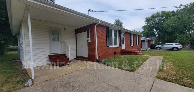 Building Photo - 5020 Bonnameade Dr