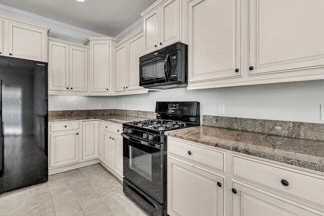 Building Photo - 5 Bedroom 3 Bath Home Located in Sophia Landing in Goose Creek