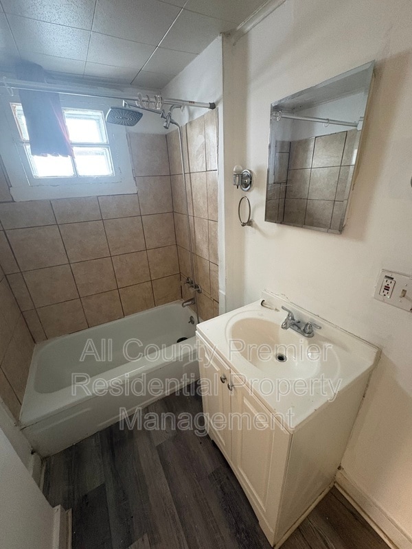 Building Photo - 319 Hobart Ave