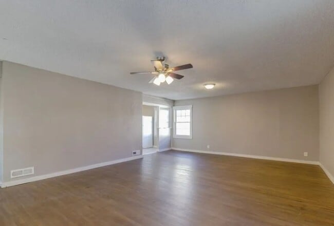 Building Photo - Adorable One Bedroom