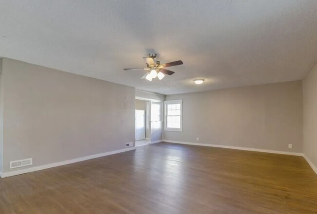 Building Photo - Spacious Townhome in Southeast Wichita