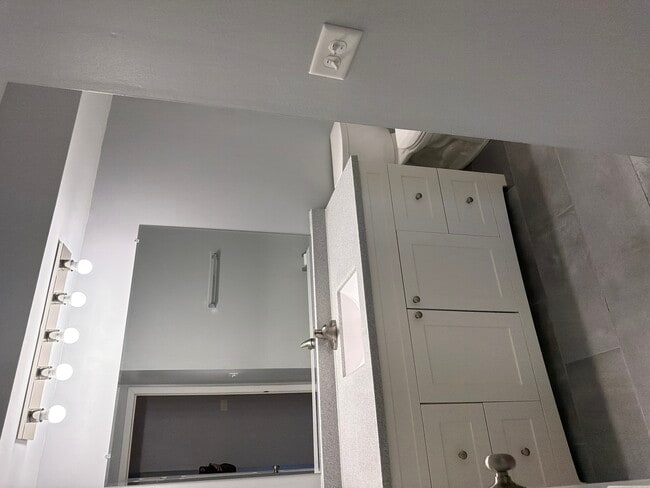 Building Photo - 110 W 66th St