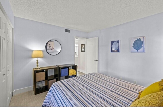Building Photo - 750 Egret Cir