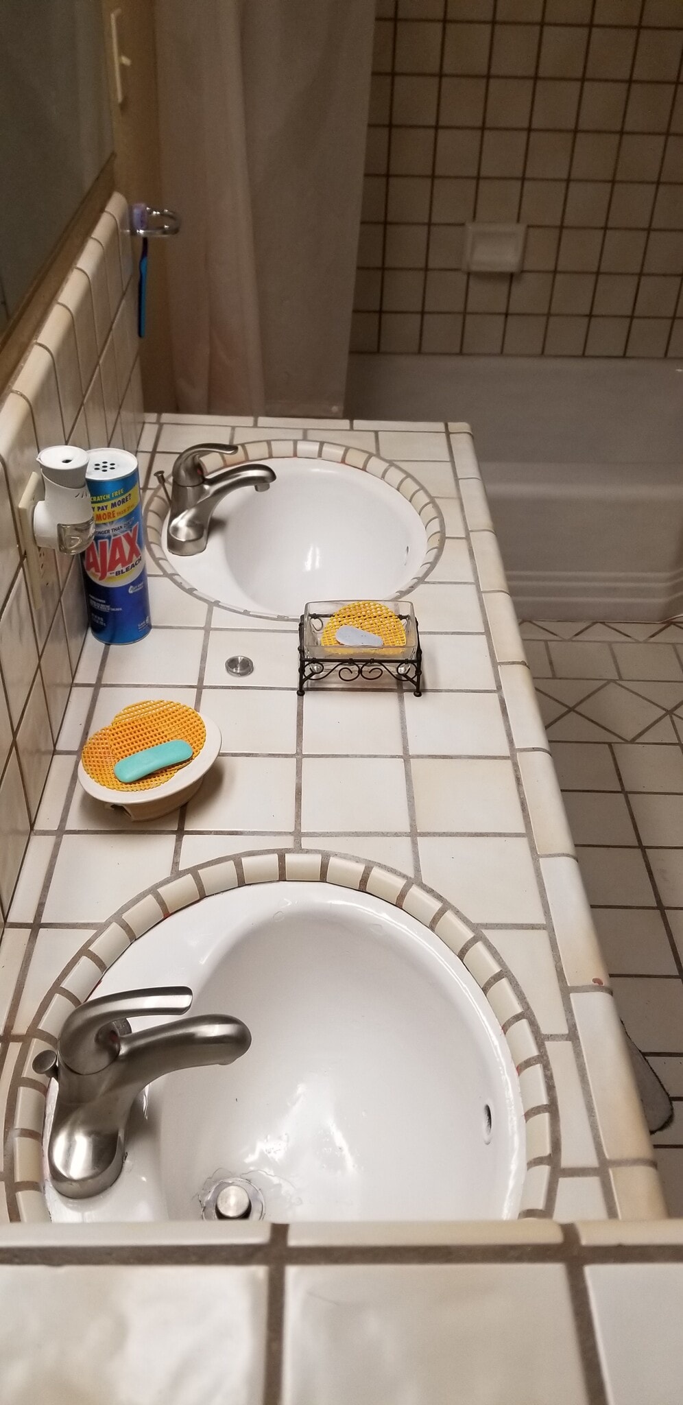 double sink Ba. - 8879 Sunset Ave