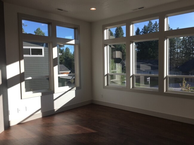 Building Photo - 3 Bedroom / 2 Bathroom Home in SE Bend