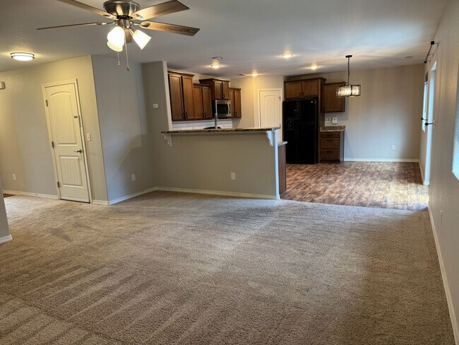 Building Photo - Single Family! 3 bed/2.5 bath, 2-car garage