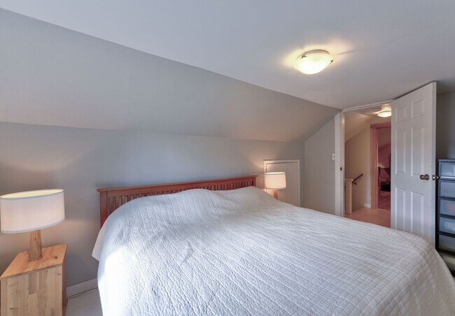 Building Photo - Beautiful Craftsman Bungalow on the edge of the Historic Fort Russell Dristrict