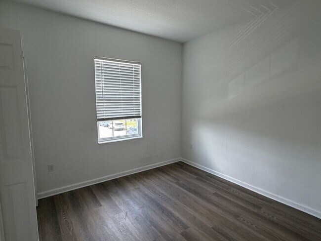 Building Photo - 4 bed 2.5 bath single family