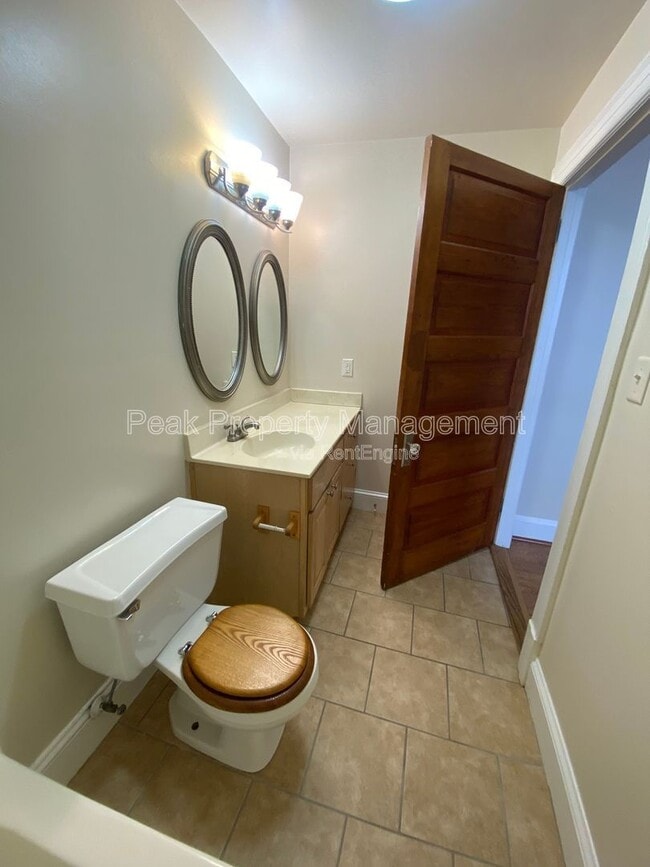 Building Photo - 244 N Sycamore St