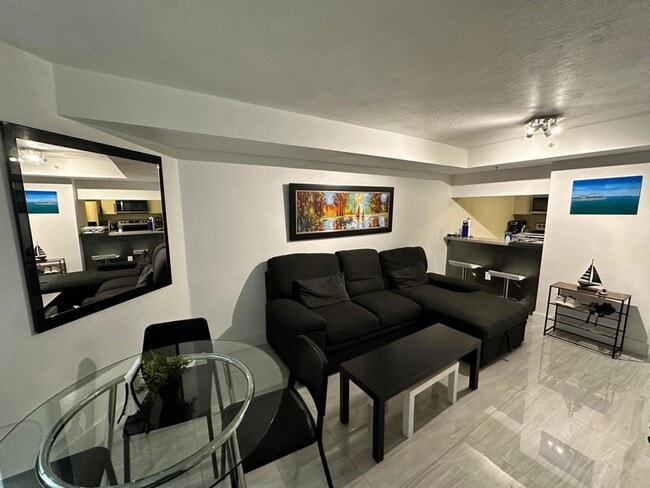 Building Photo - 102 SW 6th Ave