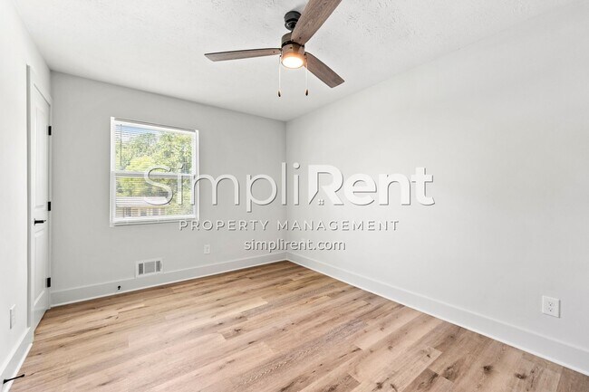 Building Photo - Newly Renovated 4/2.5 Home For Rent / First Month Free!