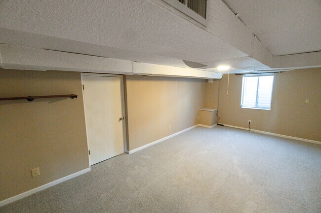 Building Photo - 2527 W Walton Ave