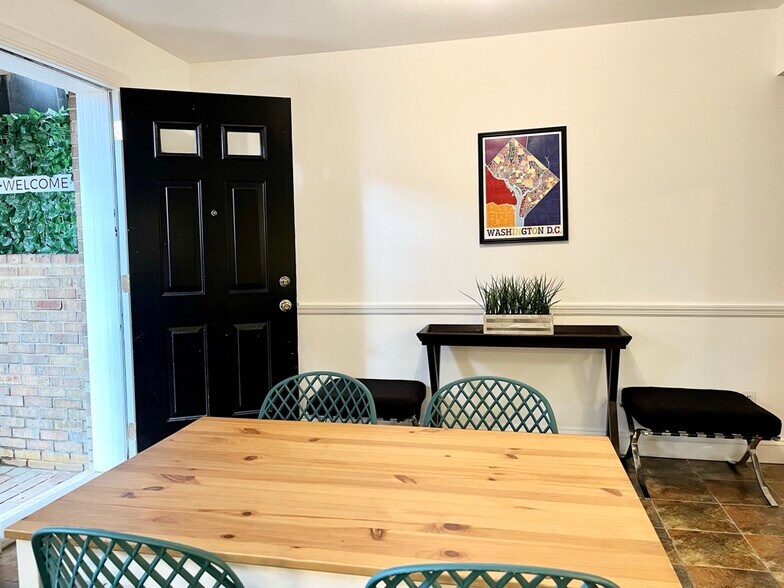 Building Photo - 614 G St SW