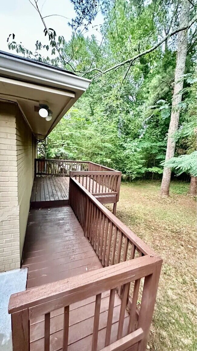 Building Photo - "Charming 2-Bedroom Oasis with Gleaming Hardwood Floors and 2 Full Baths in Decatur!"