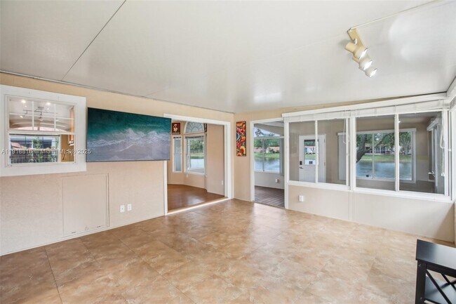 Building Photo - 6621 La Mesa Rd