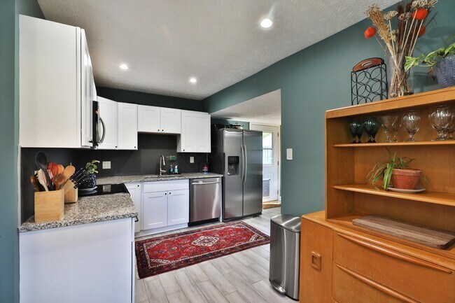 Building Photo - 925 Blenheim Rd