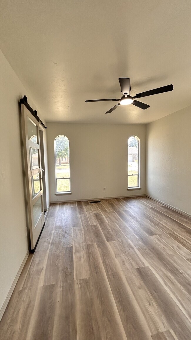 Building Photo - 726 Garden Grove
