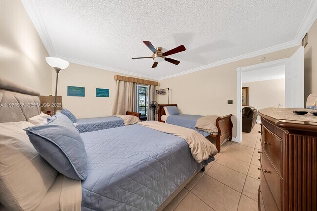 Building Photo - 4040 Crystal Lake Dr