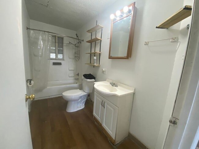 Building Photo - 2 Bedroom Apartment Near Downtown Bloomington, IN