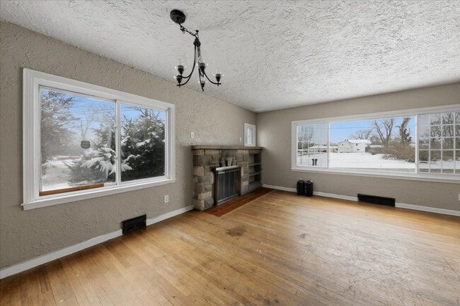 Building Photo - 2105 Lakeview Ave