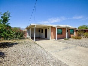 Building Photo - 3 Bedroom 2 Bathroom