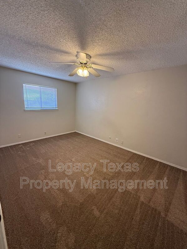Building Photo - 1118 N Nolan River Rd