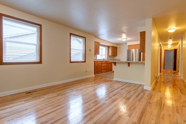 Building Photo - 8bed, 4 BA House, Close to University Village!!