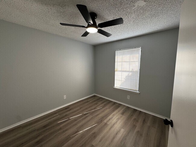 Building Photo - Great 3 bedroom! FREE Smart TV with move-in!