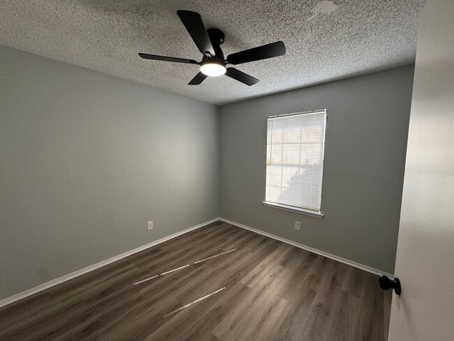 Building Photo - Great 3 bedroom! Move in special of $995!