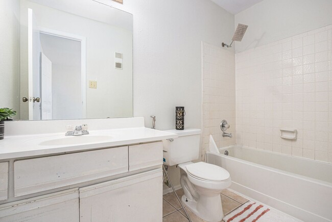 Building Photo - Excellent location under $1500!