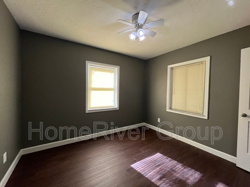 Building Photo - 4715 W Knights Ave