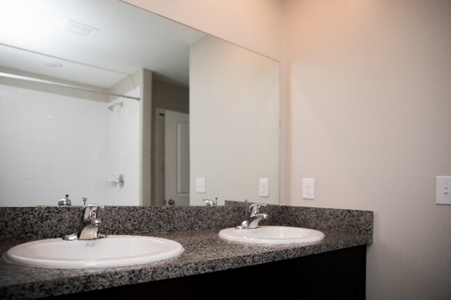 Building Photo - 552 Argyll Dr