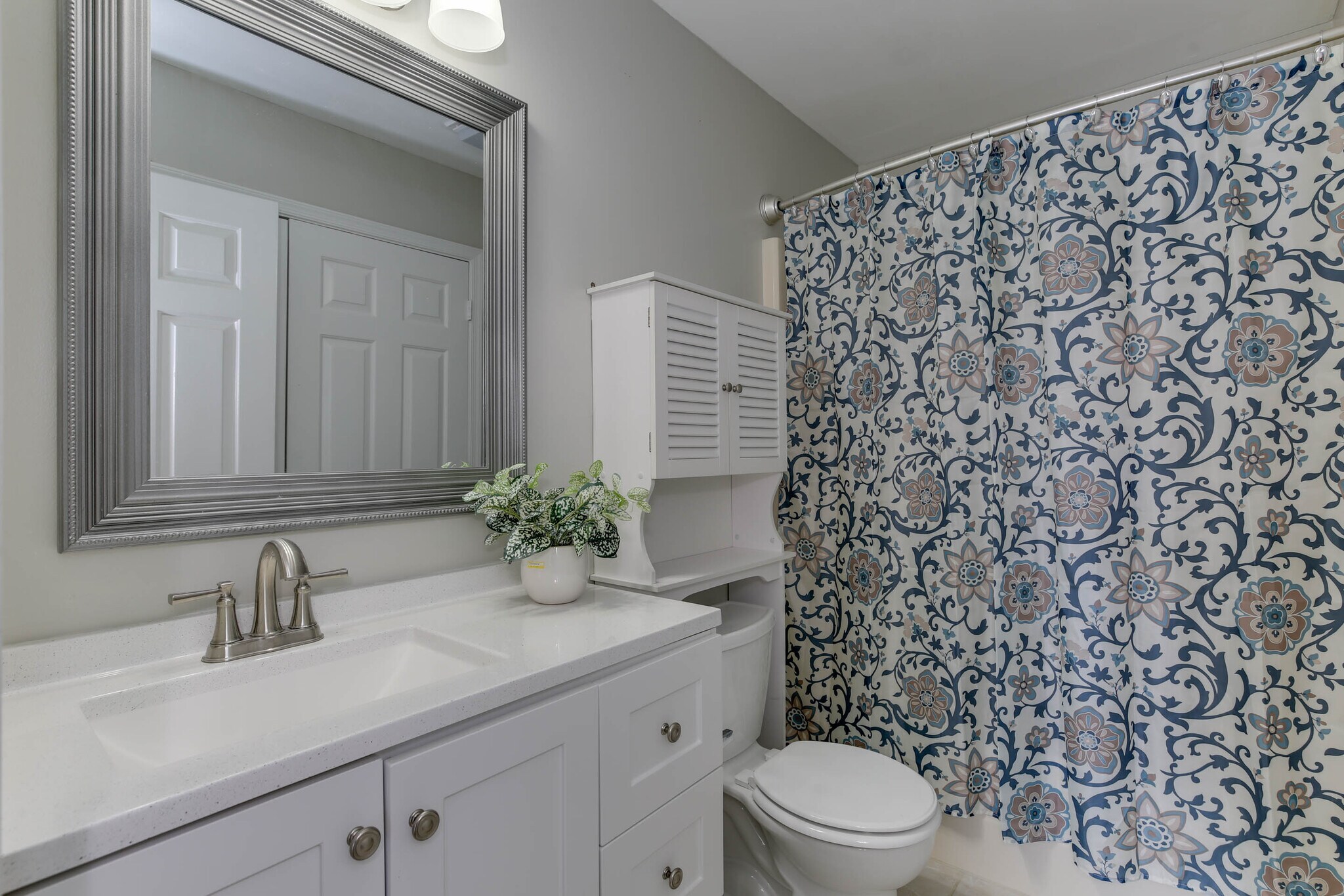 2nd Story Full Bathroom - 425 Rennie Ct