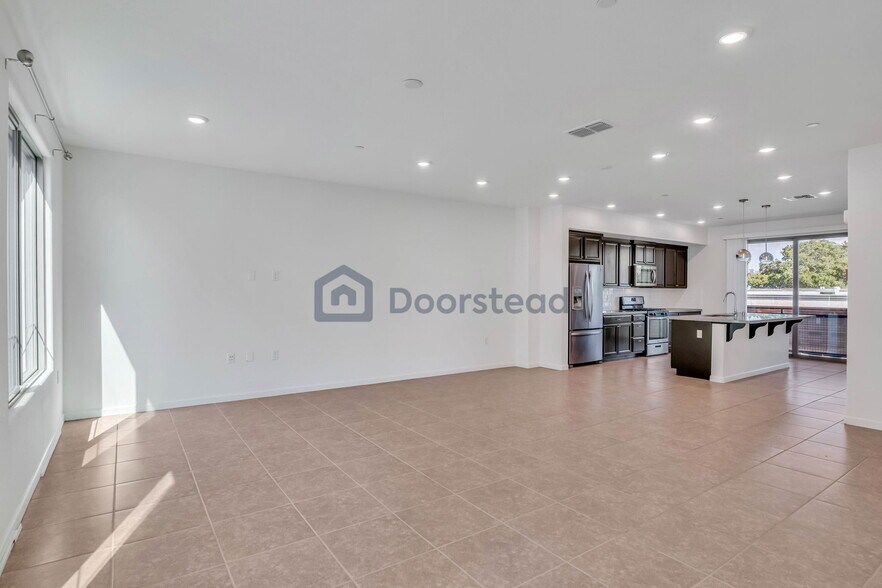 Building Photo - 25443 Parklane Dr