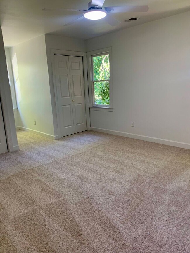 Building Photo - Two-Story Cape Cod- 3 Bed 2 Bath Greensbor...