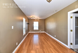 Building Photo - 3 bed one bath upstairs unit in two level ...