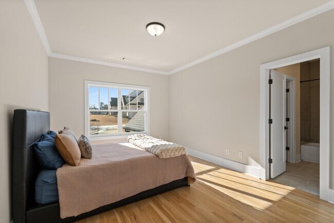 Building Photo - 568 Versailles Dr