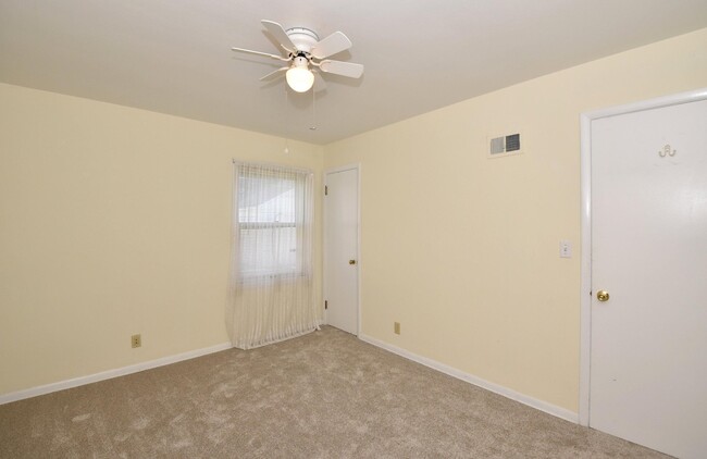Building Photo - 554 Robertson St