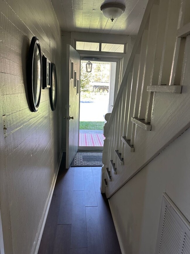 Building Photo - 4 Bedroom, 2 Bath farm house out in the Co...