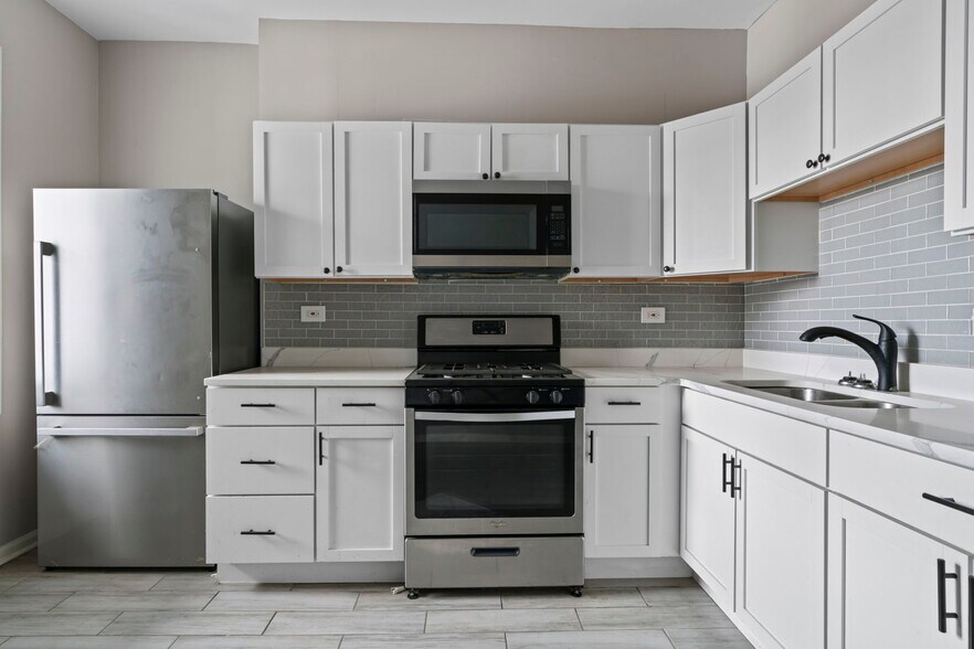 Kitchen - 2nd view - 7028 S Peoria St