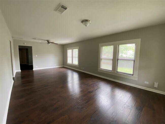 Building Photo - 205 N Elm St