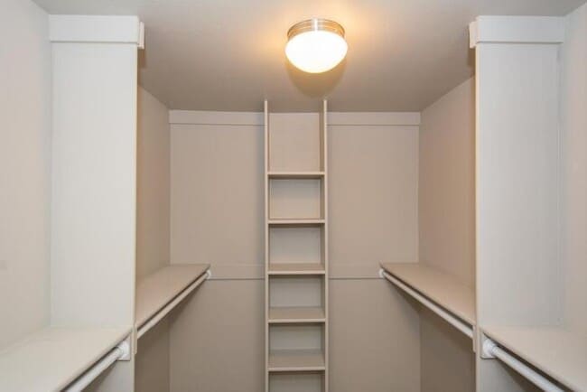 Building Photo - 1/1 Retreat! Very Spacious Open Floor Plan!