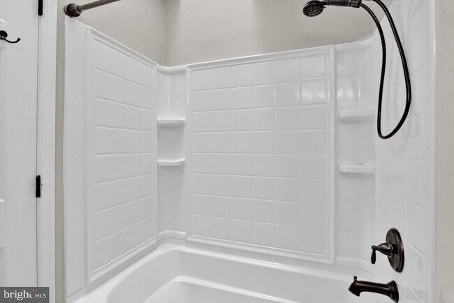 Building Photo - 751 Chanticleer