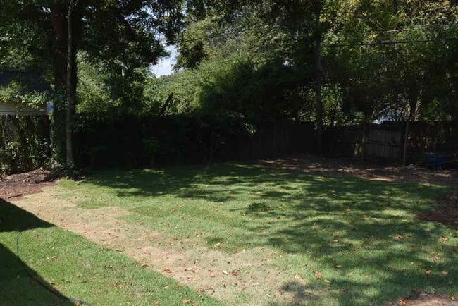 Building Photo - Charming and well-maintained 3 bedroom, 2 ...