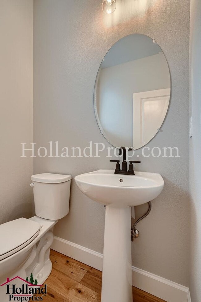 Building Photo - Luxurious South Hillsboro Home with a Fenced Backyard!